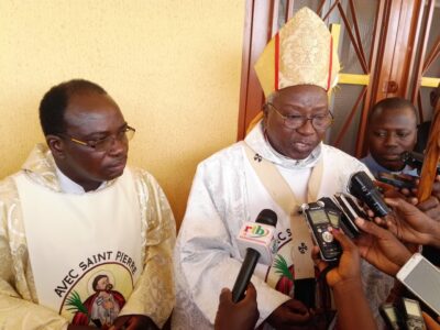 Le cardinal Philippe Ouedraogo et le curé de Gounghin